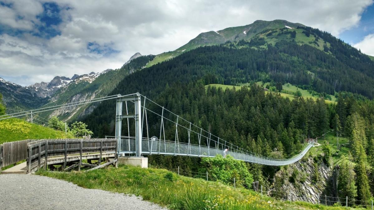 Ein 18-j&auml;hriger Deutscher hat sich nach dem Mord an seiner Freundin offenbar von der Br&uuml;cke "Highline 179" in den Tod gest&uuml;rzt. (Foto)