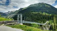 Ein 18-jähriger Deutscher hat sich nach dem Mord an seiner Freundin offenbar von der Brücke 