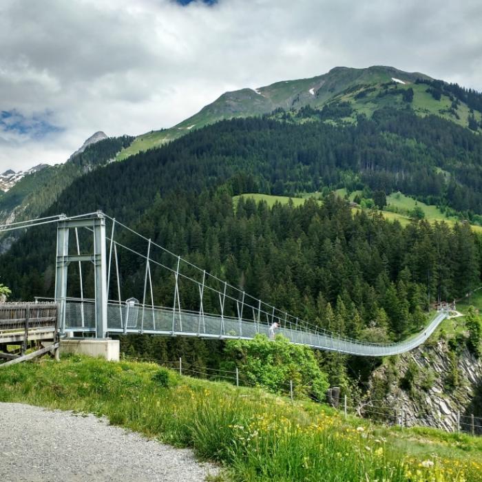 Deutscher (18) ersticht Freundin (17) und springt von Brücke in den Tod