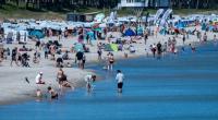Das warme Wetter lockt die Menschen ans Meer. Wie hier am Ostseestrand der Insel Rügen.