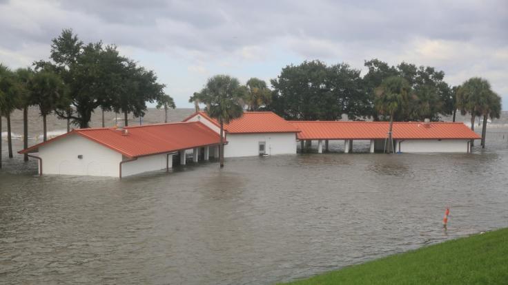 Ein Pavillon wird überflutet.