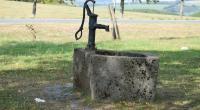 Der Brunnen im eigenen Garten kann auch klassisch mit Muskelkraft betrieben werden – darf aber auch modern sein.