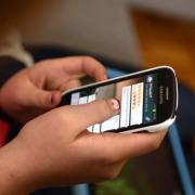 Praktisch alle Jugendlichen und jungen Erwachsenen in Deutschland nutzen das Internet und das auch per Smartphone. Viele von ihnen sind gar nicht mehr «offline».