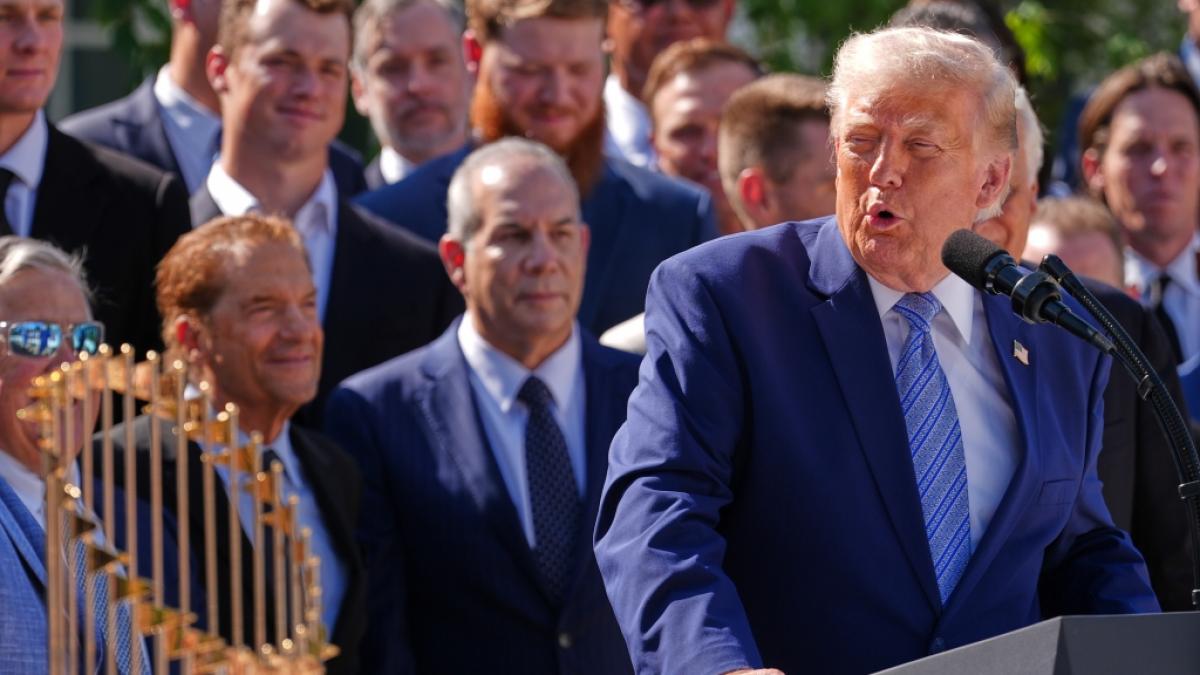 Donald Trump war vor Freude au&szlig;er sich, als er beim Empfang der Los Angeles Dodgers im Wei&szlig;en Haus ein ganz besonderes Geschenk bekam. (Foto)