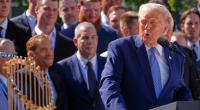 Donald Trump war vor Freude außer sich, als er beim Empfang der Los Angeles Dodgers im Weißen Haus ein ganz besonderes Geschenk bekam.