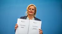SPD-Innenministerin Nancy Faeser zeigt die Verbotsverfügungen für die Palästinenser-Organisationen Hamas und Samidoun in Deutschland.