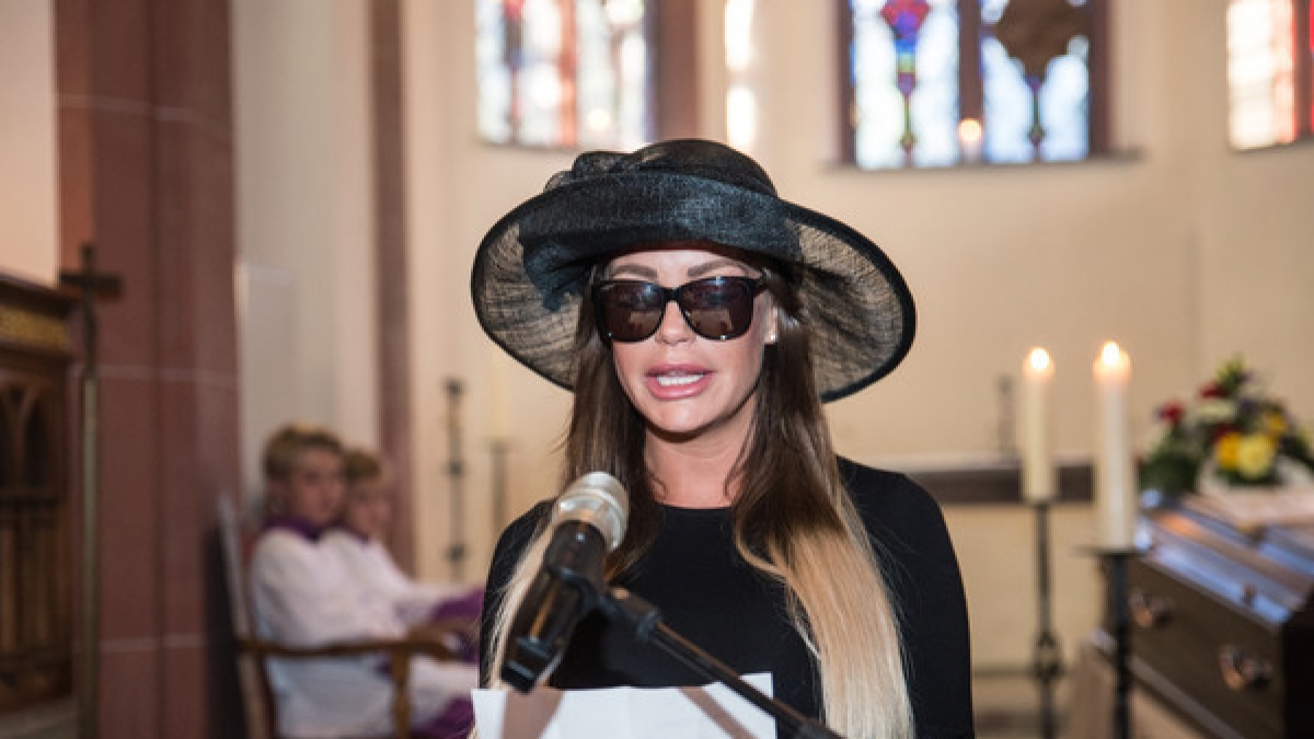 Das Model Gina Lisa Lohfink hält am 29.08.2016 in Wiesbaden (Hessen) eine Trauerrede auf ihre Privatsphäre. (Foto)