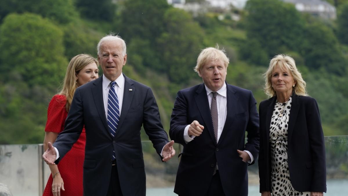Boris Johnson (2.v.r), Premierminister von Gro&szlig;britannien, und seine Frau Carrie Johnson (l) sowie Joe Biden, Pr&auml;sident der USA, und First Lady Jill Biden spazieren gemeinsam vor dem Carbis Bay Hotel in Cornwall. (Foto)