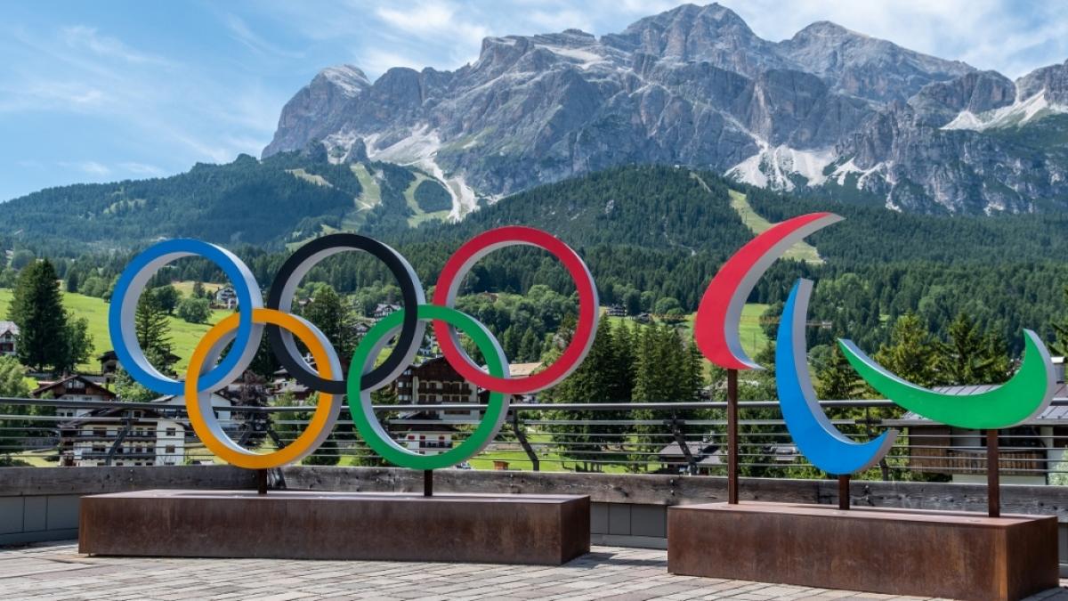 Die Olympischen und Paralympischen Ringe vor einem Bergpanorama. (Foto)