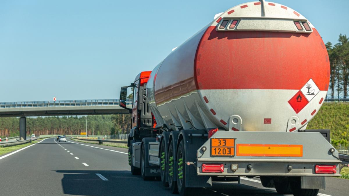Die gesetzeskonforme Kennzeichnung der Fahrzuge ist eine wichtige Vorgabe, die bei Gefahrguttransporten zu erf&uuml;llen ist. (Foto)