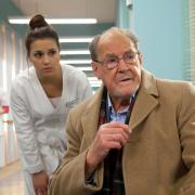 Gerhard Böhnisch (Herbert Köfer) macht sich große Sorgen um seine Frau Luisa. Kann Schwester Julia (Sarah Tkotsch) den Rentner beruhigen?