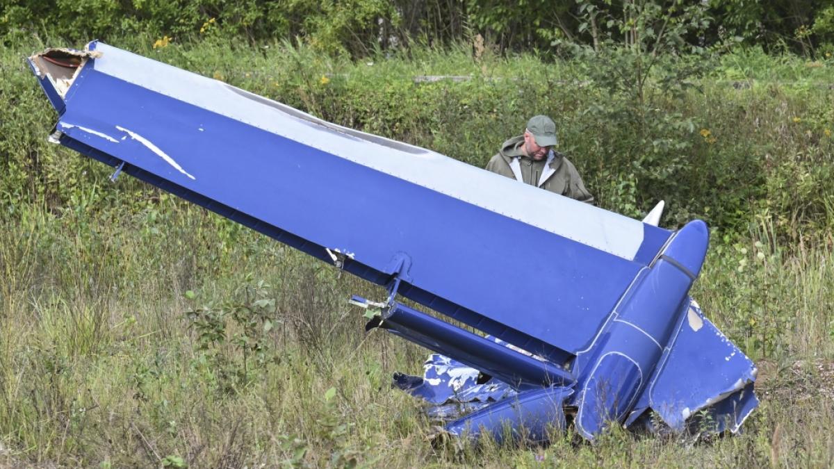 Ein russischer Soldat inspiziert ein Teil eines abgest&uuml;rzten Privatjets in der N&auml;he des Dorfes Kuschenkino in der Region Twer. (Foto)