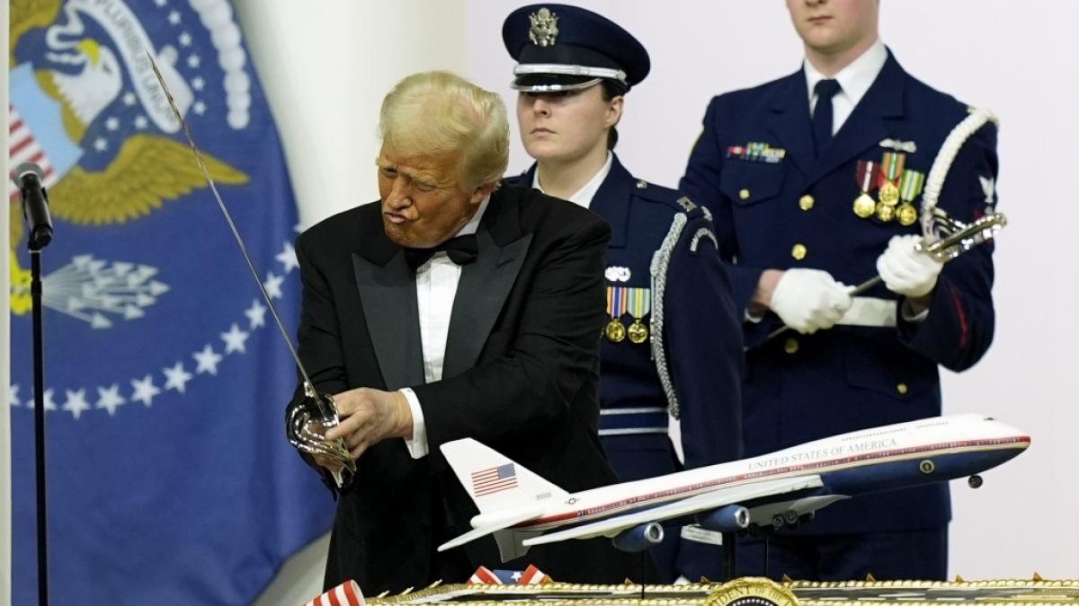 Donald Trump tanzte beim Commander-in-Chief-Ball mit einem Schwert auf der B&uuml;hne. (Foto)