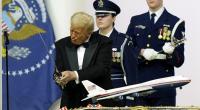 Donald Trump tanzte beim Commander-in-Chief-Ball mit einem Schwert auf der Bühne.