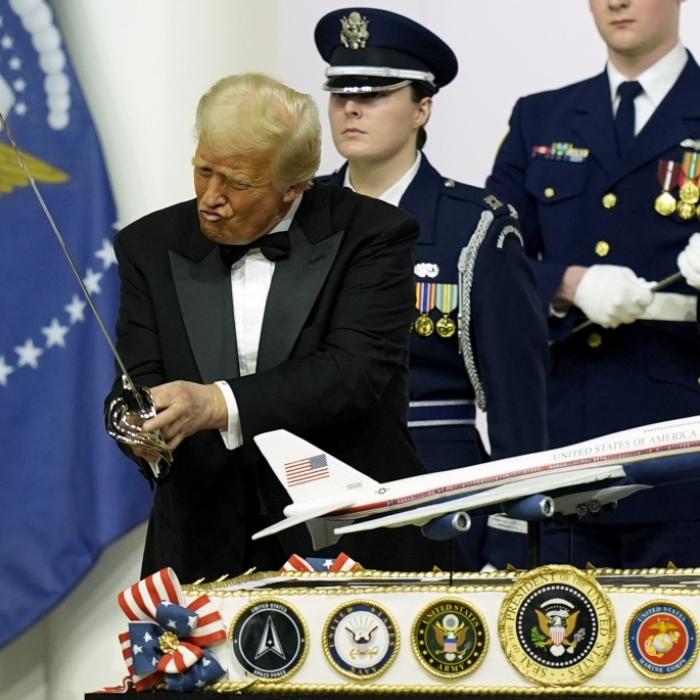 US-Präsident schockt mit Schwerttanz - Video sorgt für Entsetzen