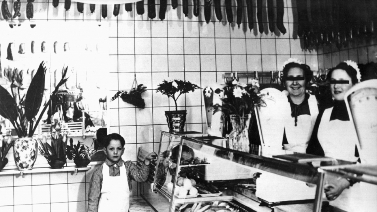 J&uuml;rgen Bartsch als Kind in der Metzgerei seiner Pflegeeltern. (Foto)
