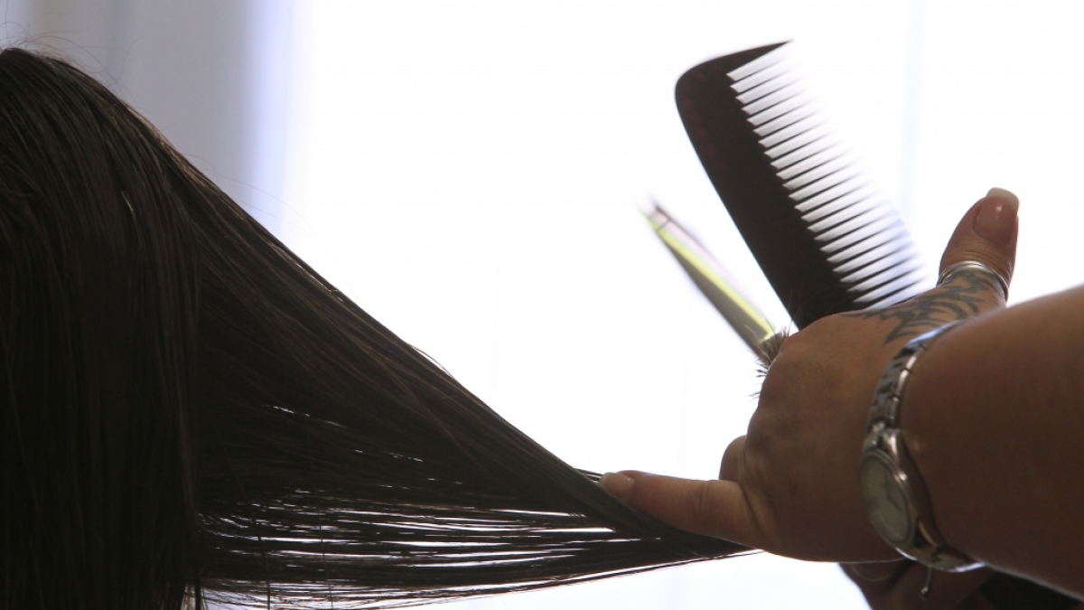 Beim Calligraphy Cut kommt statt einer Schere ein ganz besonderes Messer zum Einsatz. (Foto)