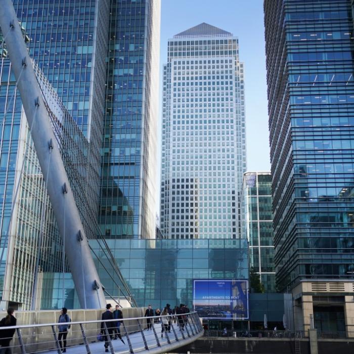 Mittzwanziger stürzt von Hochhaus in den Tod