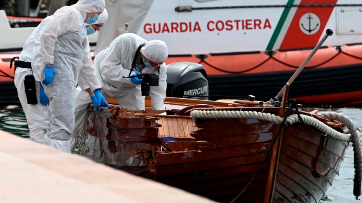Das kleine Holzboot, mit dem Greta Nedrotti und Umberto Garzarella in der Nacht zum 19. Juni 2021 auf dem Gardasee unterwegs waren, wurde bei der Kollision mit einem Motorboot schwer besch&auml;digt - das junge Paar kam bei dem Unfall ums Leben. (Foto)