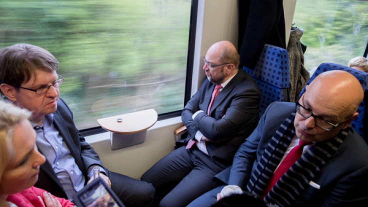Martin Schulz (2.v.r), Schleswig-Holsteins Ministerpräsident Torsten Albig (r, SPD), Schleswig-Holsteins SPD-Vorsitzender Ralf Stegner (2.v.l) und Bundesfamilienministerin Manuela Schwesig (SPD).