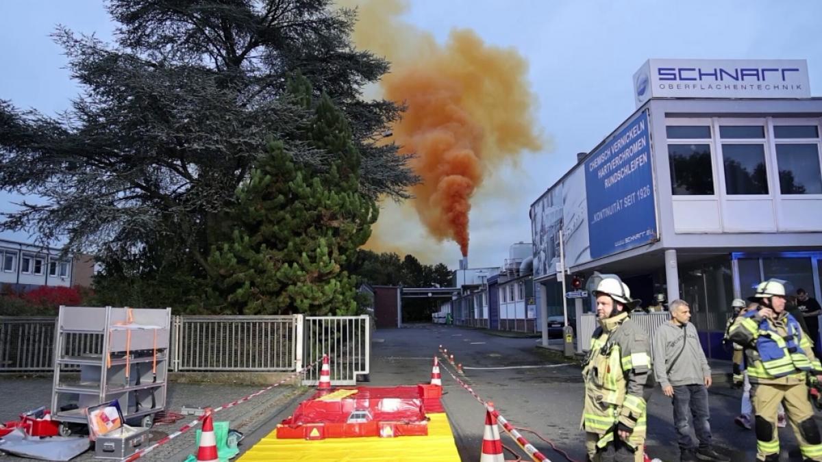 Auf diesem Standbild aus einem Video ist eine Gaswolke zu sehen, die in einem Industriebetrieb durch einen St&ouml;rfall in der Gemeinde Mainaschaff freigesetzt wurde. (Foto)