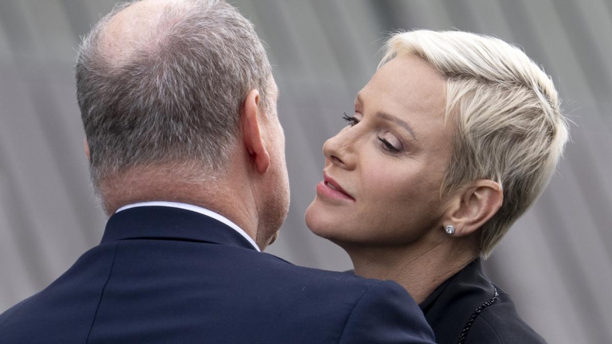 Eigentlich sollte Prinzessin Charl&egrave;ne von Monaco &uuml;ber das ganze Gesicht strahlen, feiert die Ehefrau von F&uuml;rst Albert II. doch ihren 45. Geburtstag - doch die monegassische F&uuml;rstin zieht sich lieber aus der &Ouml;ffentlichkeit zur&uuml;ck. (Foto)