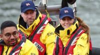 Prinz William (M) und Prinzessin Kate sitzen an Bord eines Küstenrettungsboots der E-Klasse während ihres Besuchs der RNLI Tower Station.