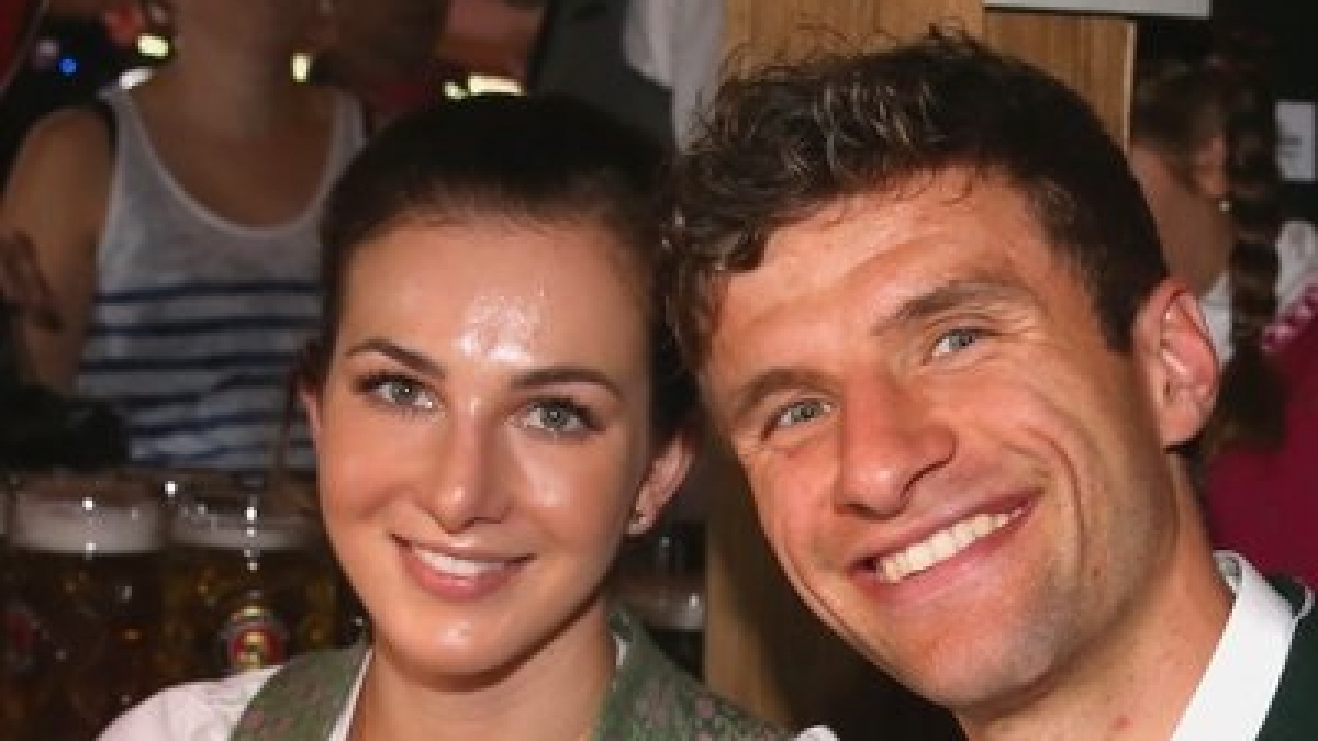 Thomas M&uuml;ller und seine Lisa beim Oktoberfest 2015. (Foto)