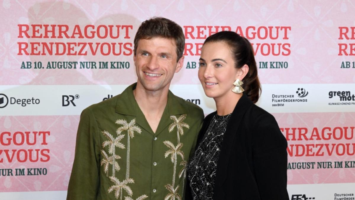 Ein selten gewordener Anblick: Thomas M&uuml;ller gemeinsam mit Ehefrau Lisa bei einer Filmpremiere im Jahr 2023. (Foto)