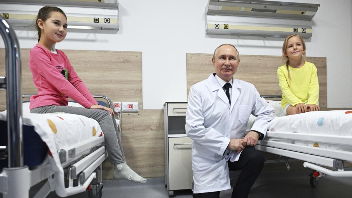 Hat nur der Doppelg&auml;nger von Wladimir Putin junge Patientinnen in einem medizinischen Zentrum in Moskau besucht? (Foto)