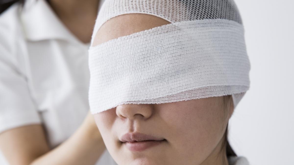 Die junge Frau ver&auml;tzte sich beide Augen. (Foto)