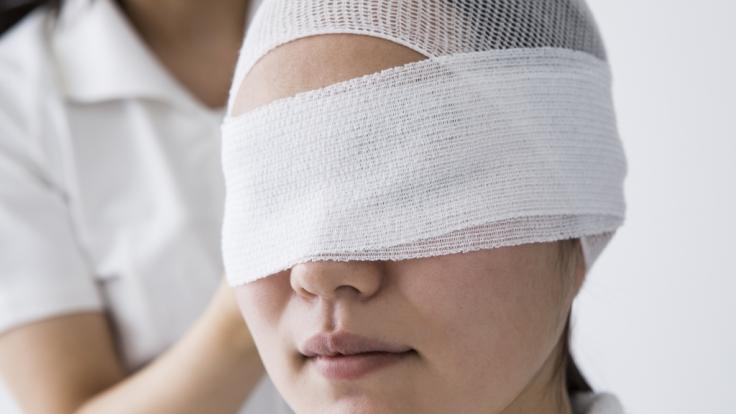 Die junge Frau verätzte sich beide Augen.