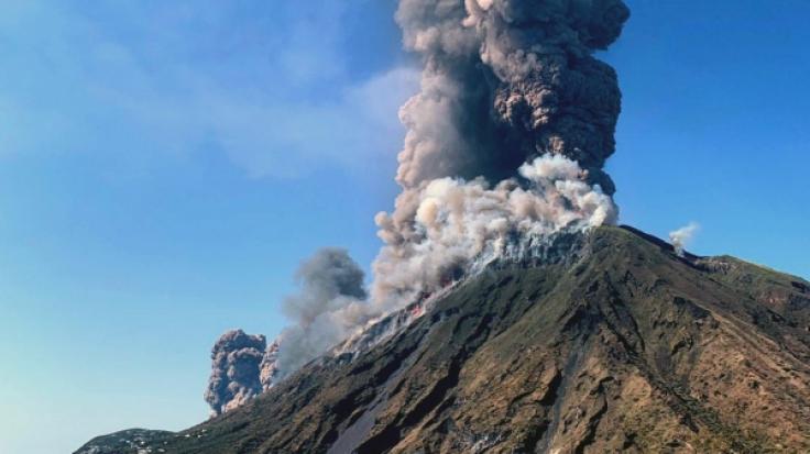 Rauchschwaden steigen vom Vulkan Stromboli auf.
