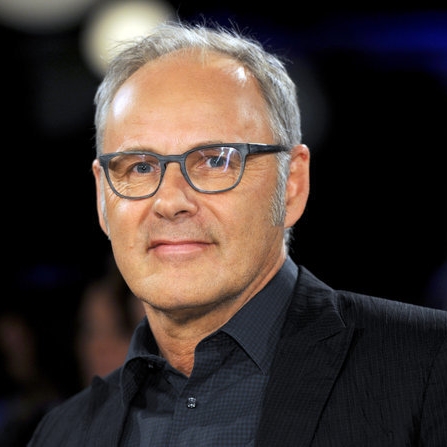 Lebt der Moderator und Fußballkommentator allein in Hamburg?