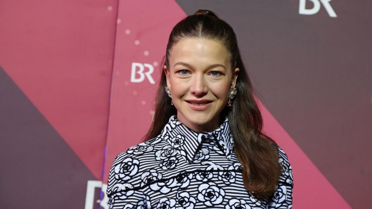 Die Schauspielerin Hannah Herzsprung auf dem Roten Teppich zur Verleihung des&nbsp;Bayerischen Filmpreises. (Foto)