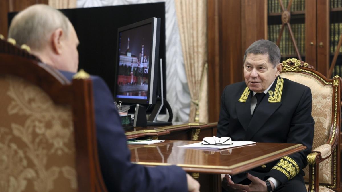 Dieses von der staatlichen russischen Nachrichtenagentur Sputnik via AP ver&ouml;ffentlichte Foto zeigt Wladimir Putin mit Wjatscheslaw Lebedew. (Foto)