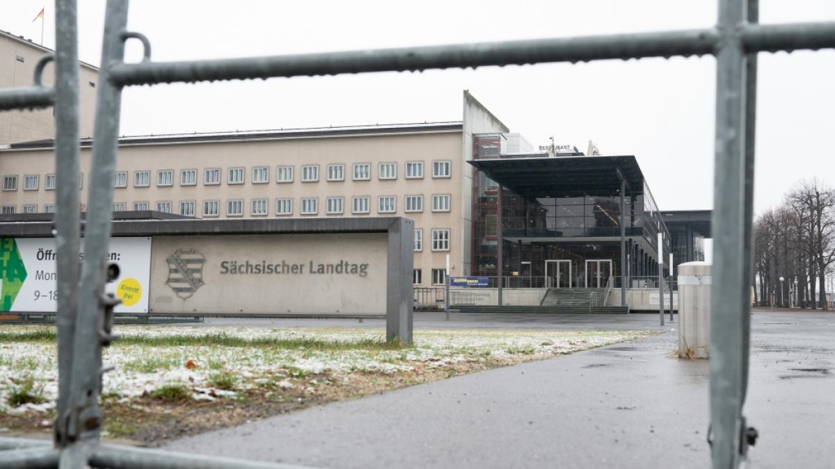 Absperrgitter stehen vor dem S&auml;chsischen Landtag. Anl&auml;sslich der Landtagssitzung zur Feststellung der epidemischen Lage im Freistaat rechnet die Polizei mit einem Protest von Gegnern der Corona-Politik. (Foto)