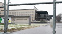 Absperrgitter stehen vor dem Sächsischen Landtag. Anlässlich der Landtagssitzung zur Feststellung der epidemischen Lage im Freistaat rechnet die Polizei mit einem Protest von Gegnern der Corona-Politik.
