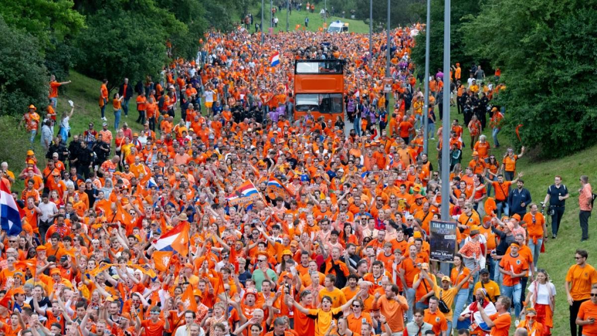 Niederl&auml;ndische Fu&szlig;ballfans sorgen bei der UEFA Euro 2024 f&uuml;r viel Stimmung in den deutschen St&auml;dten - unter anderem mit dem Lied "Links Rechts" von Snollebollekes. Den Song gibt es jetzt auch auf Deutsch. (Foto)