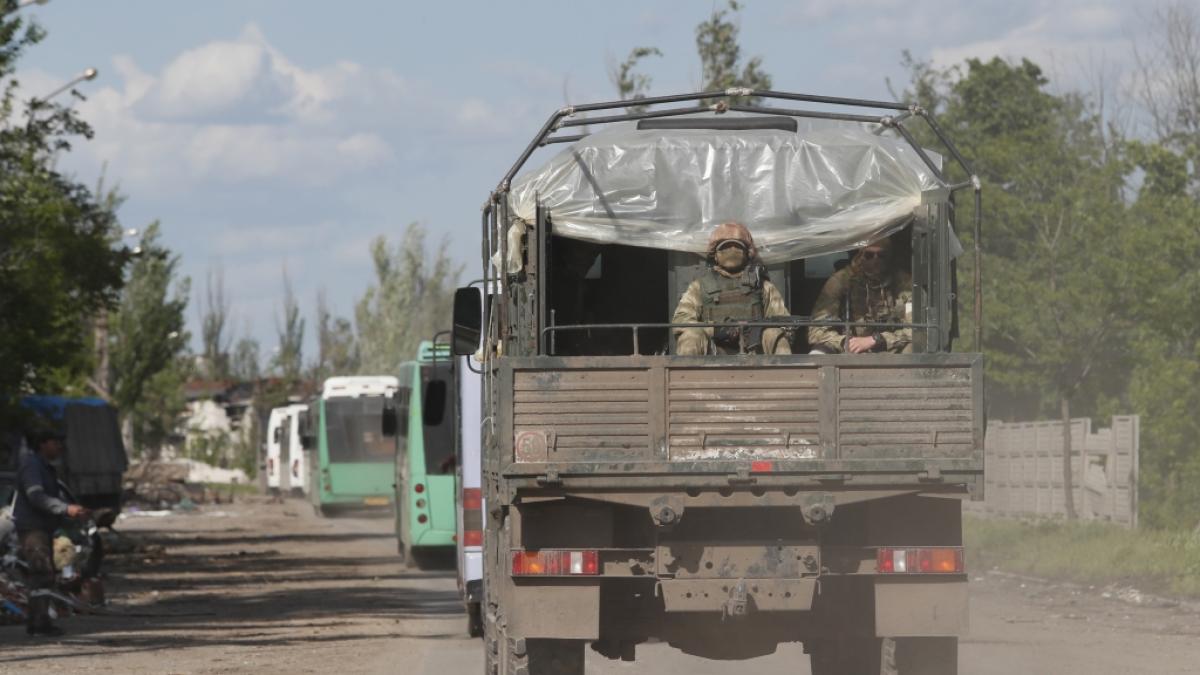 Fahrzeuge mit Angeh&ouml;rigen der ukrainischen Streitkr&auml;fte verlassen Mariupol Ende Mai. (Foto)