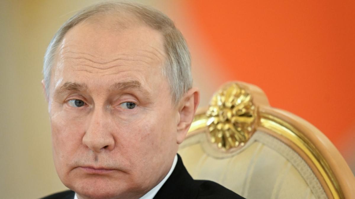 Wladimir Putin blamiert sich mit alter Landkarte. (Foto)