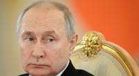 Wladimir Putin blamiert sich mit alter Landkarte.