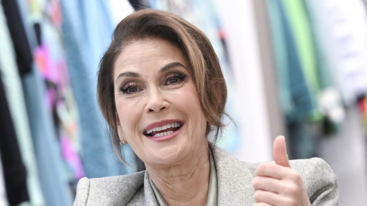 Teri Hatcher begeistert im raffinierten Swimsuit auf Instagram. (Foto)