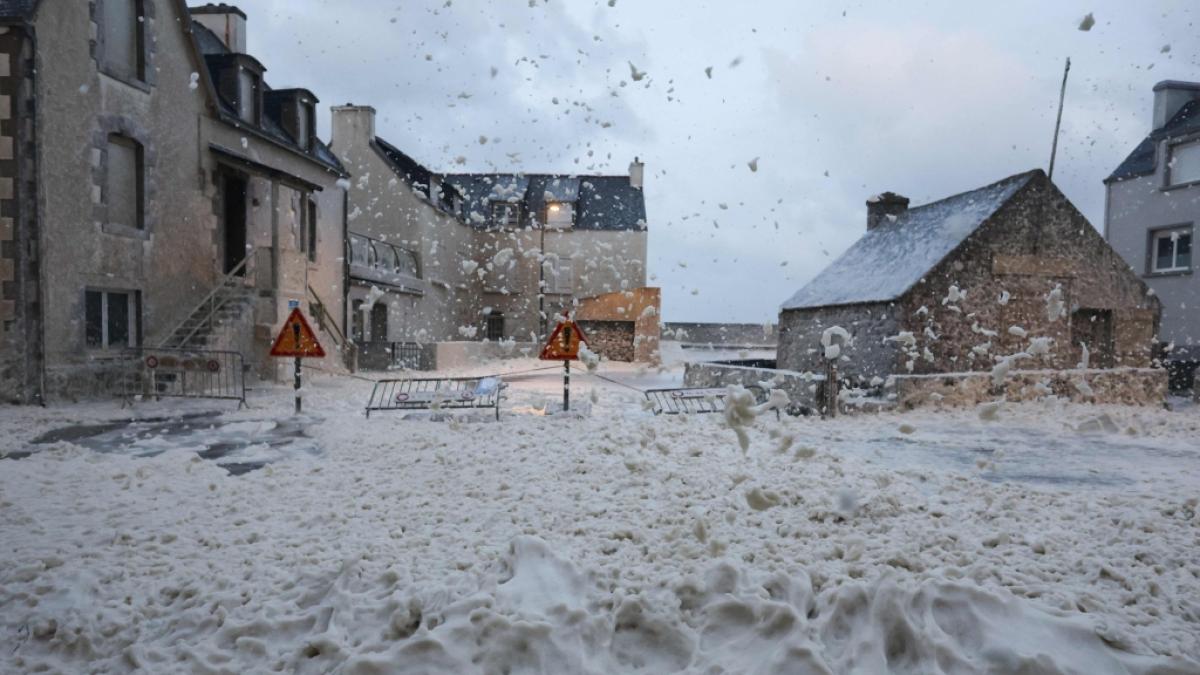 Schaum und Gicht flei&szlig;en &uuml;eber eine Stra&szlig;e in Penmarc'h, Westfrankreich, am 2. November 2023, als der Sturm Emir &uuml;ber die Region zieht. (Foto)