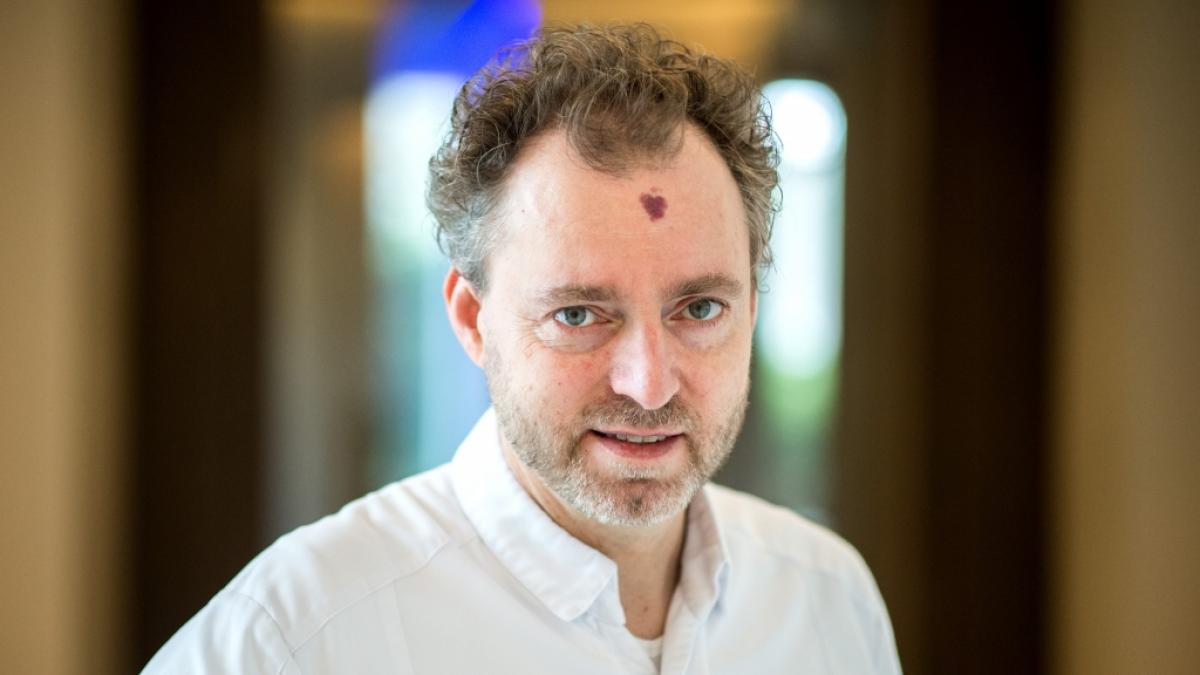 Sternekoch Sven Elverfeld vor dem Restaurant "Aqua" im Hotel Ritz-Carlton. Das Restaurant hat drei Sterne vom Restaurantf&uuml;hrers Guide Michelin bekommen. (Foto)
