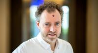 Sternekoch Sven Elverfeld vor dem Restaurant 
