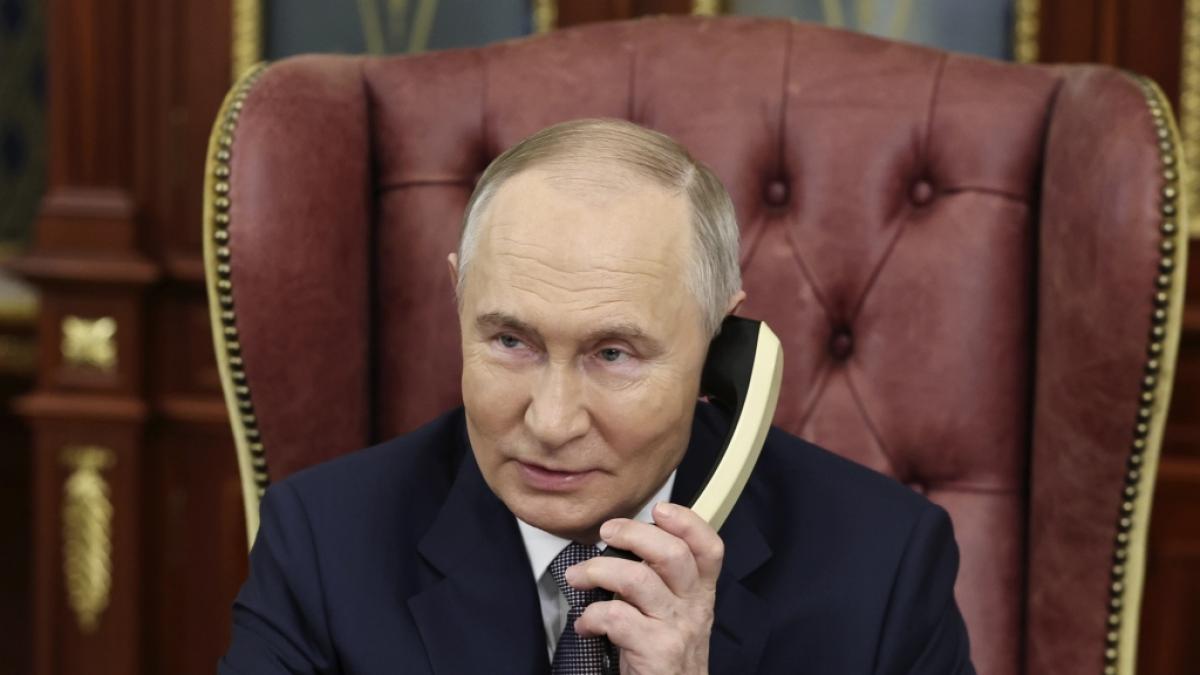 Wladimir Putin zeigt sich unbeeindruckt von NATO-Aufr&uuml;stung und dementiert Angriffspl&auml;ne. (Foto)