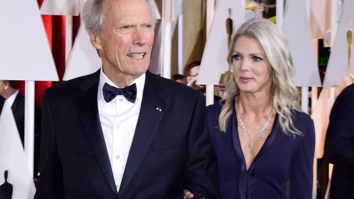 Clint Eastwood und seine Freundin&nbsp;Christina Sandera bei den Oscars 2015. (Foto)