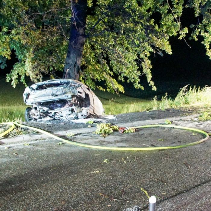 Raser-Auto fängt Feuer - zwei Männer bis zur Unkenntlichkeit verbrannt