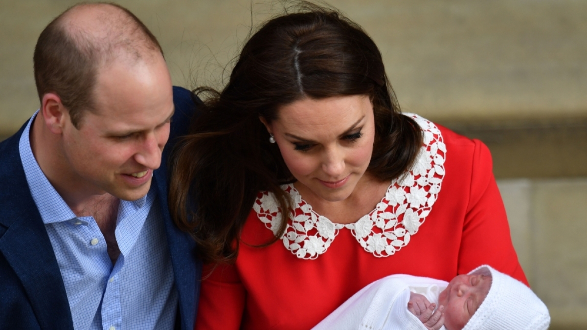 Sind seit April zu F&uuml;nft: Prinz William und Herzogin Kate mit ihrem j&uuml;ngsten Sohn Prinz Louis. (Foto)